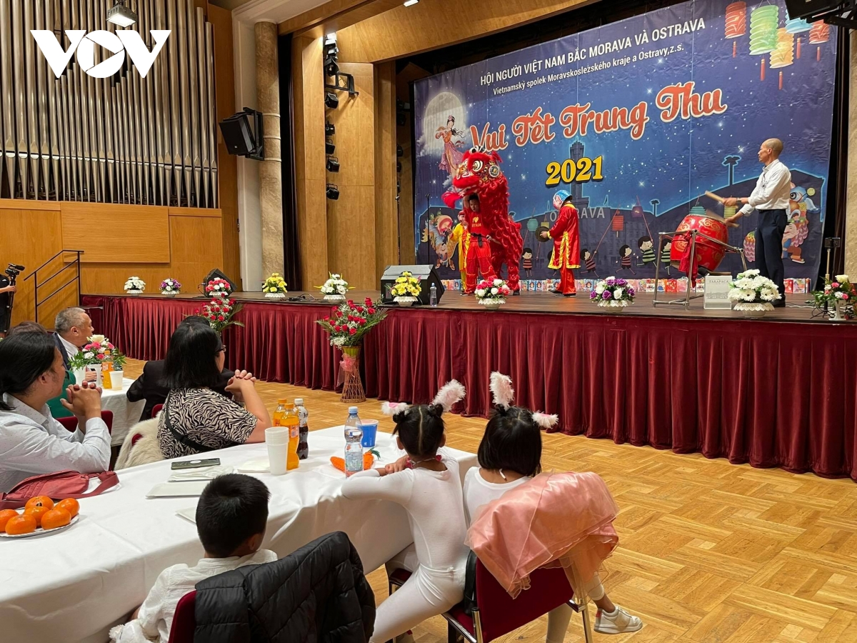 Warm Mid-Autumn Festival for Vietnamese children in Czech Republic